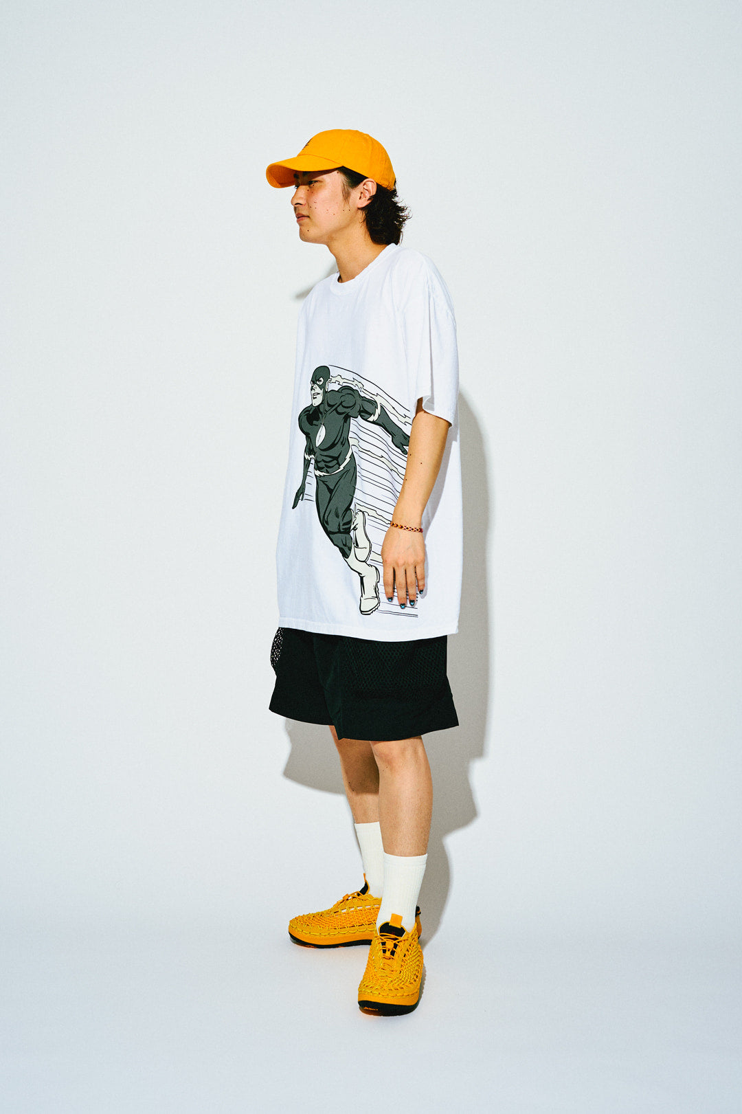 白地に大きくプリントされたザ・フラッシュTEE