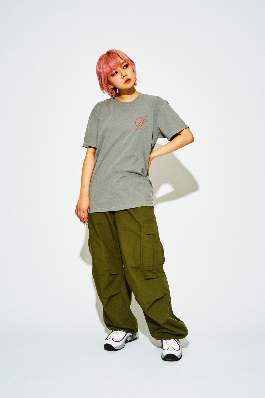 グレーボディに胸のワンポイントがプリントされたザ・フラッシュTEE